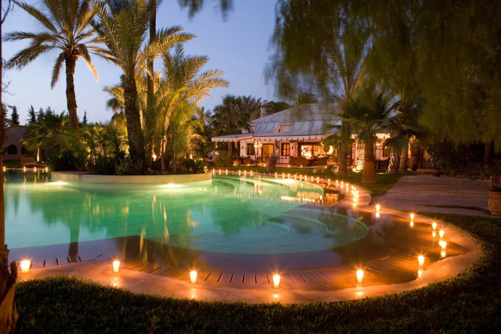 Piscine chauffée et jardins luxuriants villa luxe Palmeraie Marrakech